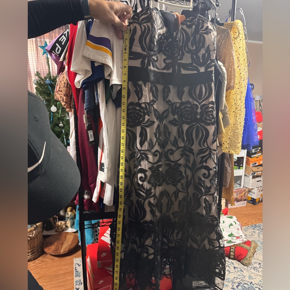 Elegant Black Floral Lace Dress - Picture 7 of 8